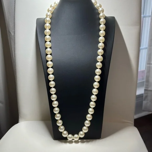 Vintage large faux pearl Hong Kong necklace with hidden clasp - Picture 3 of 7